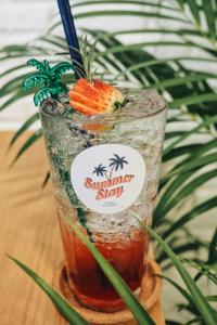 Summer Stay Sattahip في ساتاهيب: مشروب على طاولة مع جزر فيه