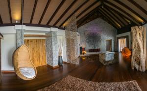 uma sala de estar com pisos de madeira e um tecto de madeira em Le Domaine de L'Orangeraie Resort and Spa em La Digue