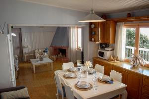 Fotografia z galérie ubytovania Villa Theodosia v destinácii Agia Marina Nea Kydonias