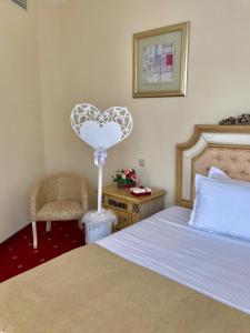 Postel nebo postele na pokoji v ubytování Visak Hotel