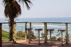 balcón con vistas al océano en Apartment Happiness, en Bat Yam