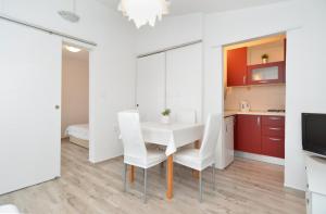 Kuchyň nebo kuchyňský kout v ubytování Apartments Ilija 1363