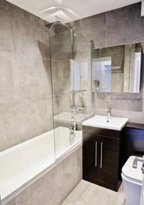 Kúpeľňa v ubytovaní 2BR/2Bath Luxury Modern Flat in the City London