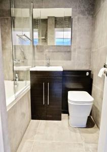 Koupelna v ubytování 2BR/2Bath Luxury Modern Flat in the City London