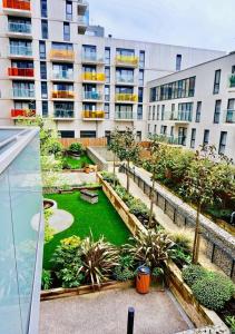 a large building with a garden in front of it at 2BR/2Bath Luxury Modern Flat in the City London in London
