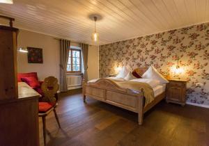 Un pat sau paturi într-o cameră la Landgasthof Karner