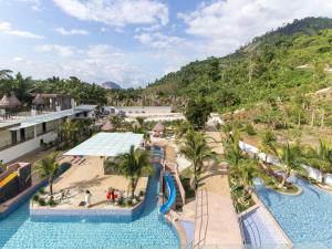 劳勿Rock Mountain的享有度假村水上公园的空中景致