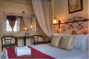 Un pat sau paturi într-o cameră la Kahama Hotel Nairobi