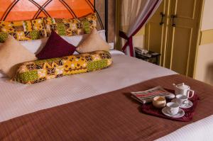 Postel nebo postele na pokoji v ubytování Kahama Hotel Nairobi