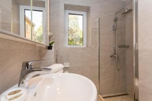 Kúpeľňa v ubytovaní Apartment Banje Beach 3