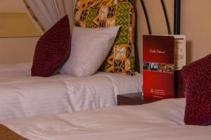 Postel nebo postele na pokoji v ubytování Kahama Hotel Nairobi