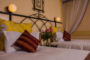 Postel nebo postele na pokoji v ubytování Kahama Hotel Nairobi