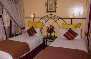 Postel nebo postele na pokoji v ubytování Kahama Hotel Nairobi