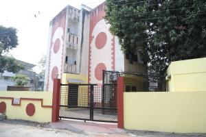 那格浦爾的住宿－Shivam Apartment，壁画建筑前的大门