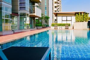 a swimming pool in the middle of a building at The 21 MuangthongThani in Pak Kret