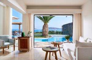 Bazén v ubytovaní St. Nicolas Bay Resort Hotel & Villas alebo v jeho blízkosti