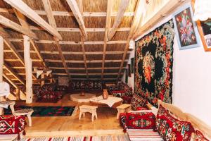 sala de estar con sillas, mesa y alfombra en Gagauz Sofrasi, en Congaz