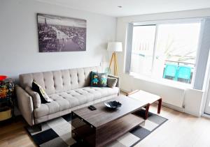 ロンドンにあるKing's Cross 2BR Modern Flat Central Londonのリビングルーム(ソファ、コーヒーテーブル付)