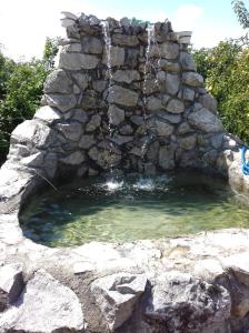 fontanna wodna w kamiennej ścianie w obiekcie Sunset Expanse w mieście Turda
