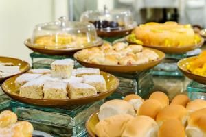 uma mesa coberta com pratos de alimentos e ovos em Alice Vitoria Hotel By Nobile em Vitória