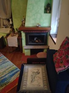 sala de estar con chimenea y sofá en Petrino, en Palaios Panteleimon