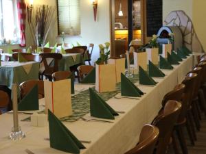 einem langen Tisch mit grünen und weißen Tischdecken in der Unterkunft Gasthaus Schöne Aussicht in Usingen