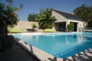 The swimming pool at or close to Chateau de Vaugrignon - Beer Spa