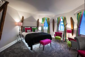 - une chambre avec un lit, des chaises et des fenêtres dans l'établissement Absalon Hotel, à Copenhague