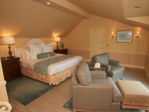 Una cama o camas en una habitación de Anchor In Hotel - Hyannis, MA