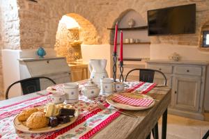 uma mesa com um prato de comida em Suite DOMANGI Trullo Antonio em Alberobello