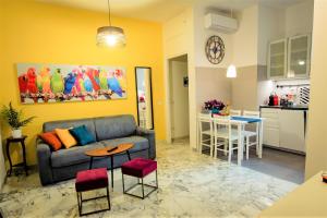 ein Wohnzimmer mit einem Sofa und einer Küche in der Unterkunft Sonny Capone Al Vaticano in Rom