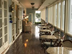 Un lugar para sentarse en Anchor In Hotel - Hyannis, MA