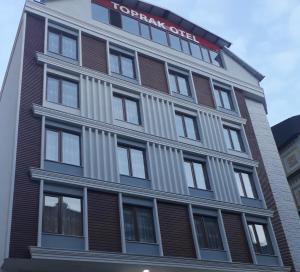 ein Gebäude mit einem Schild an der Seite in der Unterkunft Toprak Hotel in Van + 17 Fotos