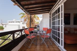 balkon ze stołem i krzesłami w obiekcie 2BR Beach House - Solarium & Shower Terrace - 13 w Puerto del Carmen
