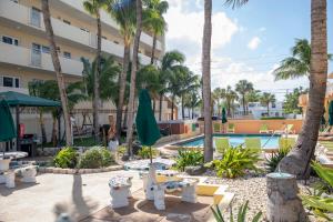 un resort con piscina e palme di Windjammer Resort and Beach Club a Fort Lauderdale