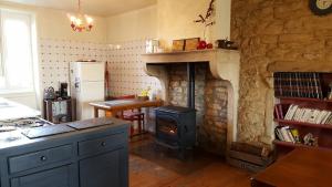 cocina con chimenea de piedra y fogones en Gîte 5 personnes, en Fleurville