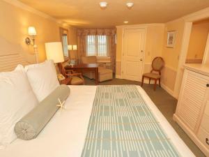 1 dormitorio con 1 cama y sala de estar en Anchor In Hotel - Hyannis, MA en Hyannis