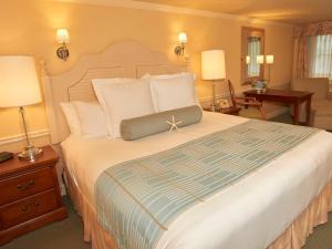 um quarto com uma cama grande e 2 candeeiros em Anchor In Hotel - Hyannis, MA em Hyannis