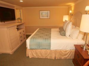 Una cama o camas en una habitación de Anchor In Hotel - Hyannis, MA