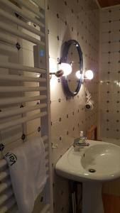 un baño con lavabo y espejo en Gîte 5 personnes, en Fleurville 13 fotos más