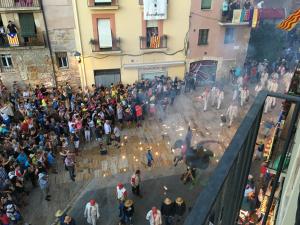 een grote menigte mensen die in een straat staan bij Lovely Apartments at Roman Circus in Tarragona