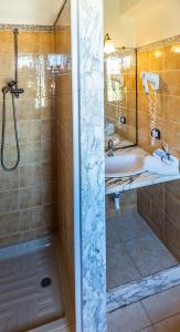 W łazience znajduje się prysznic, umywalka i wanna. w obiekcie SCIUSCIA' w mieście Alcamo Marina
