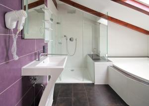 a white bathroom with a sink and a shower at Ferienwohnung Lausitzer Seenland Tom in Großräschen +9 photos