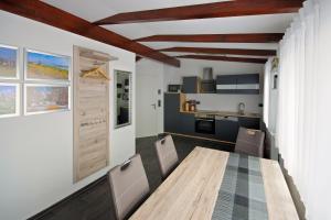a kitchen and dining room with a wooden table and chairs at Ferienwohnung Lausitzer Seenland Tom in Großräschen