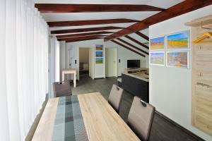 a dining room with a table and chairs at Ferienwohnung Lausitzer Seenland Tom in Großräschen