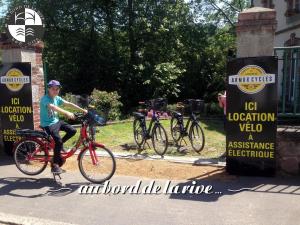 PontrieuxにあるAu Bord de la Rive B&Bの看板横の自転車に乗る者