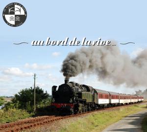PontrieuxにあるAu Bord de la Rive B&Bの蒸気機関車が線路を下って来る