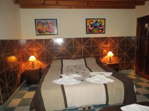 1 dormitorio con 1 cama con 2 toallas en Hotel Pachá en Salta