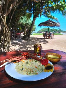 um prato de arroz numa mesa numa praia em Villa Alex em Beruwala
