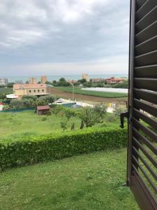 uma vista para um campo a partir de uma janela de uma casa em Casamia em Senigallia